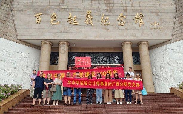 鹿晗热巴假戏真做,两人甜蜜细节被扒,关晓彤哭晕在厕所...
